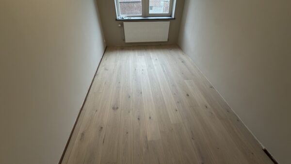 eiken vloer gekleurd met white toner