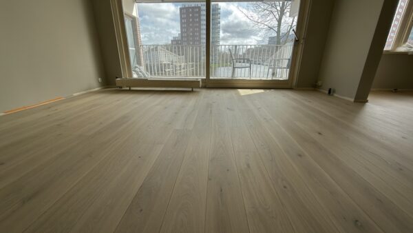Scandinavisch look eiken vloer gekleurd